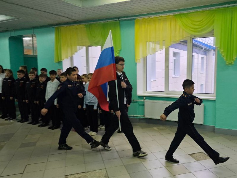 Церемонией выноса Государственного флага открылась новая учебная неделя в нашей школе..