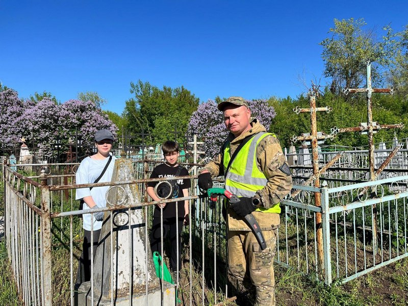 Субботник на городском кладбище на улице Серго.